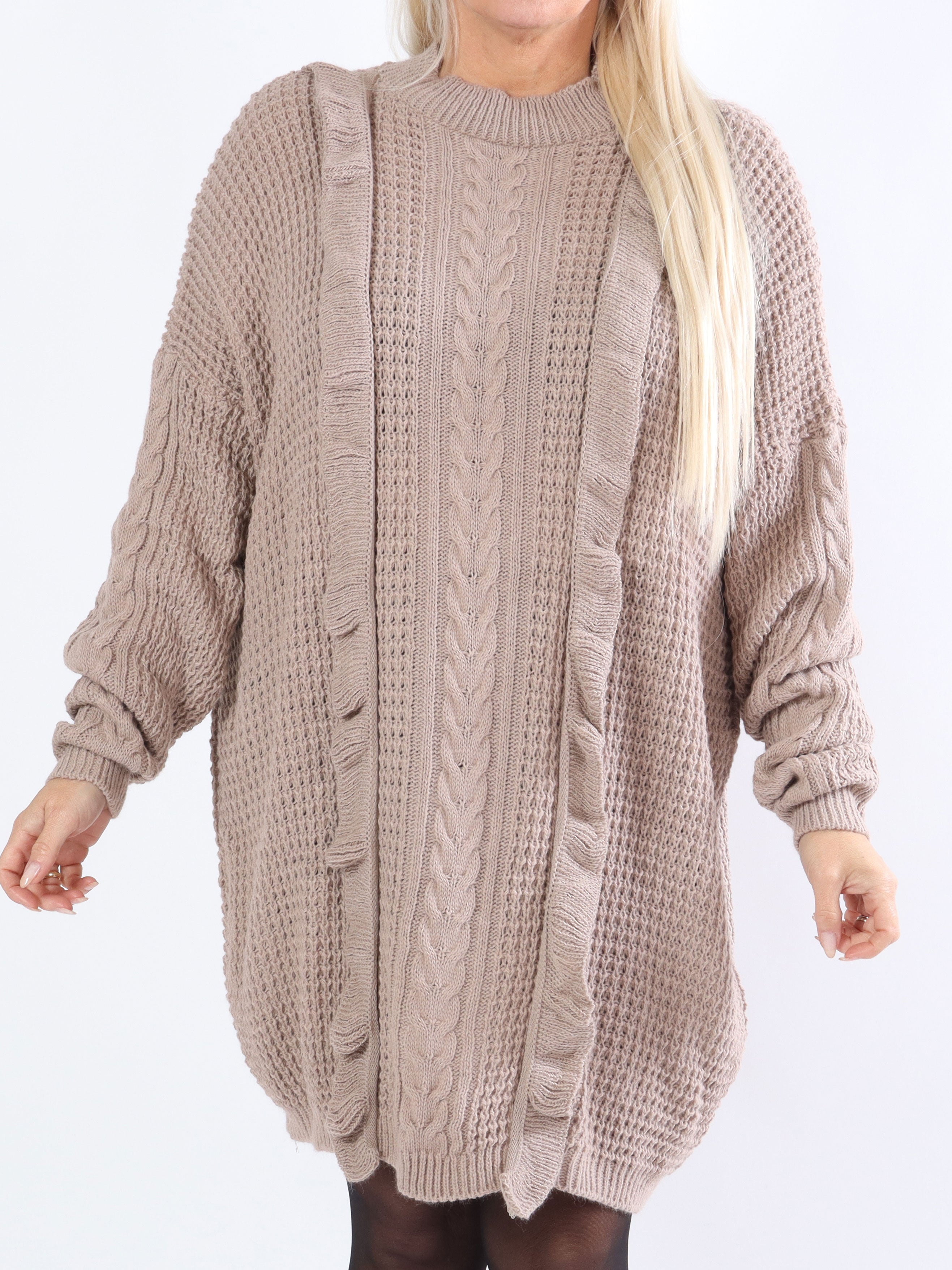 Lalisa - Plus size stickad klänning med kabelstickning och volanger